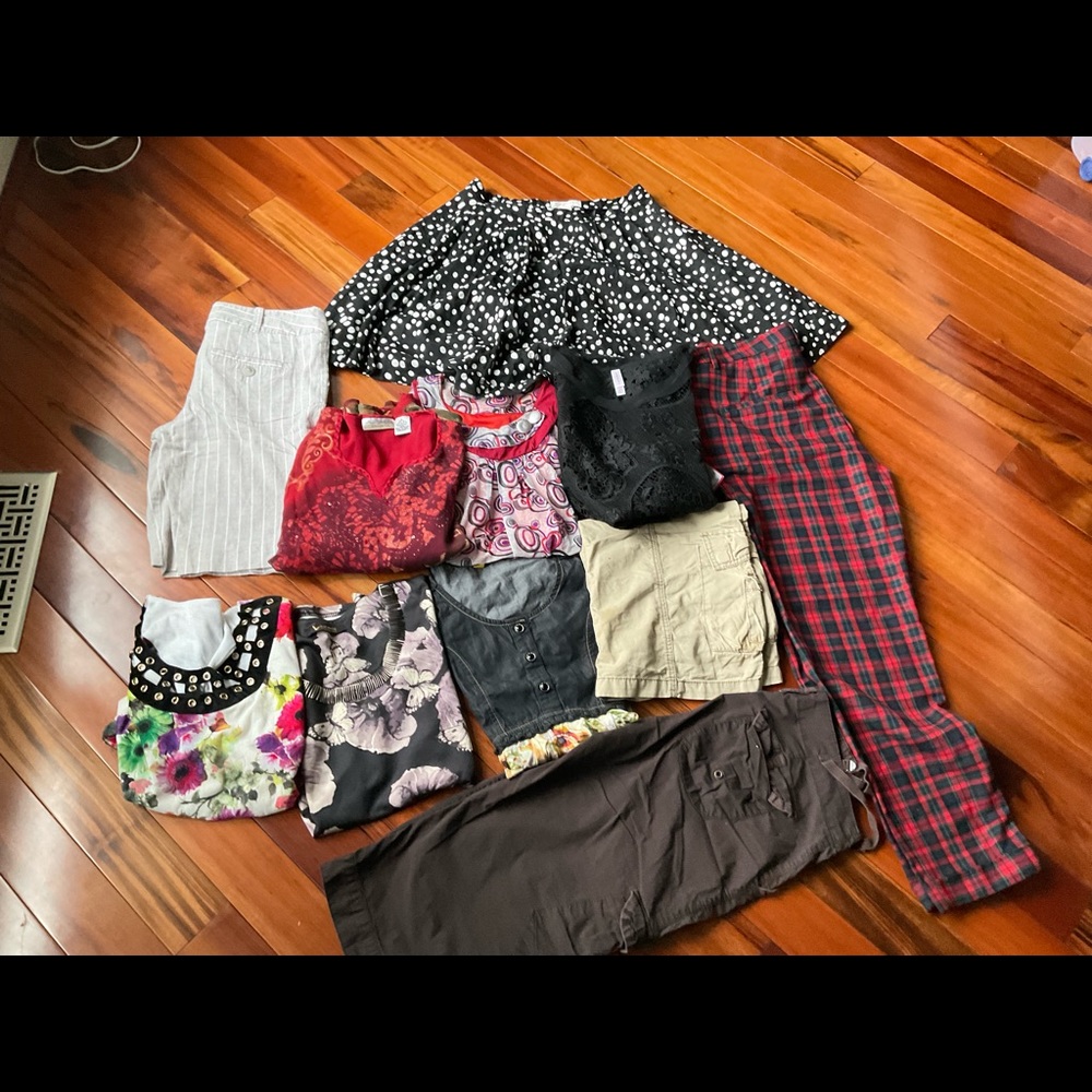 Huge lot of 12 mixed tops, blouse,pant, skirts. Brands- old navy, forever 21 etc